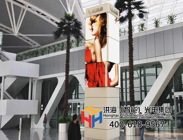 旋转魔方柱,获得商业广告巨大价值的广告机器人
